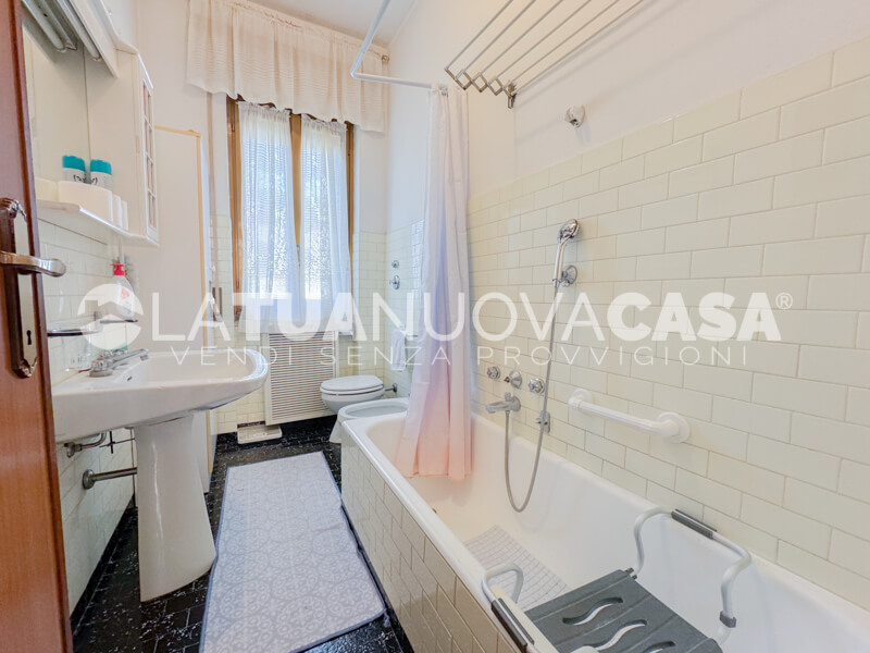 Villa singola da ristrutturare a Bareggio, con giardino - Rif. VEBRG1092