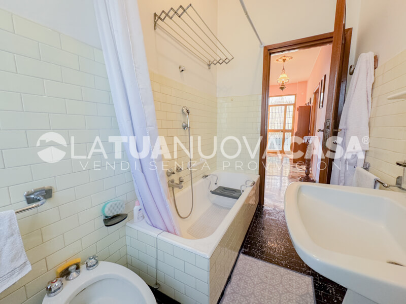 Villa singola da ristrutturare a Bareggio, con giardino - Rif. VEBRG1092