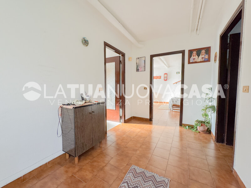 Villa singola da ristrutturare a Bareggio, con giardino - Rif. VEBRG1092