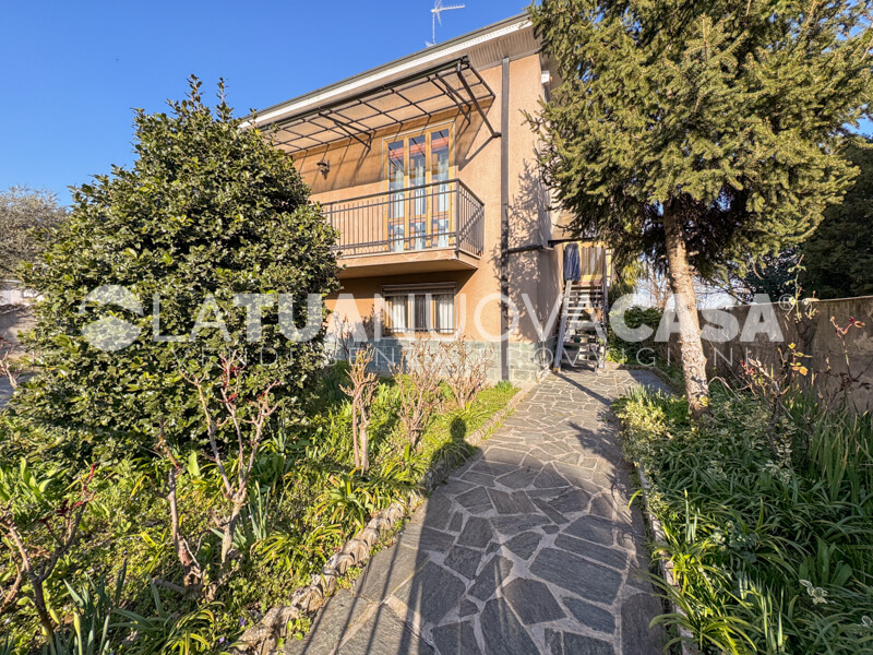 Villa singola da ristrutturare a Bareggio, con giardino - Rif. VEBRG1092