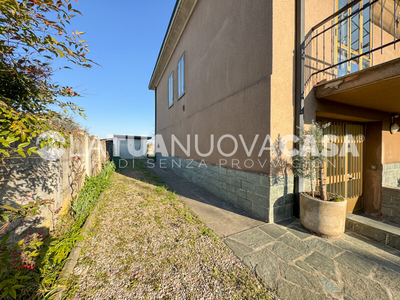 Villa singola da ristrutturare a Bareggio, con giardino - Rif. VEBRG1092