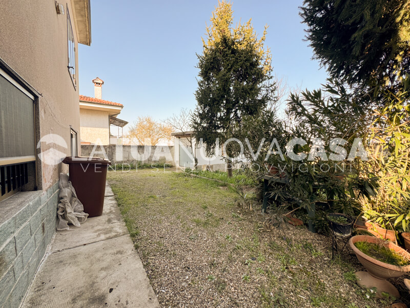 Villa singola da ristrutturare a Bareggio, con giardino - Rif. VEBRG1092