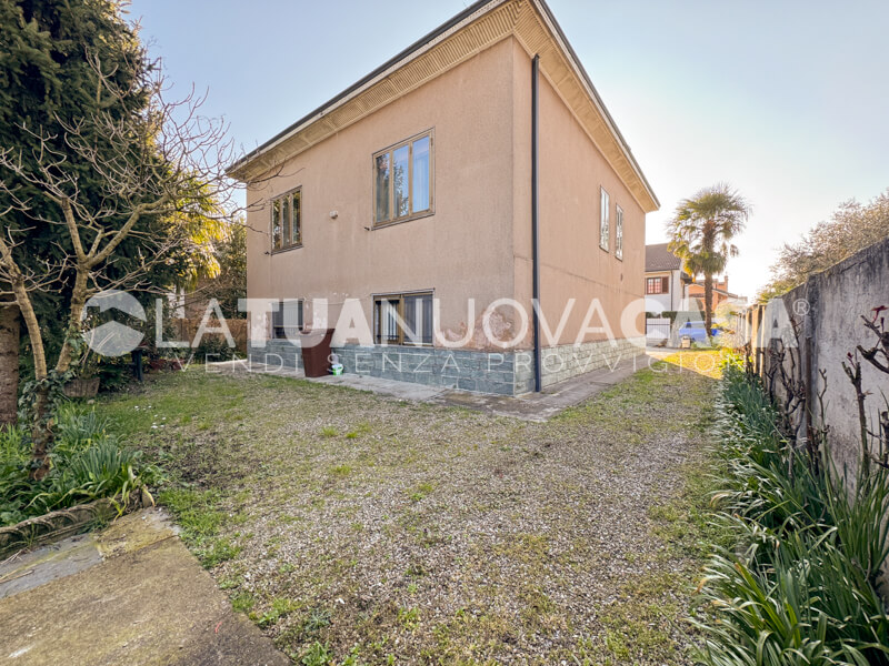 Villa singola da ristrutturare a Bareggio, con giardino - Rif. VEBRG1092