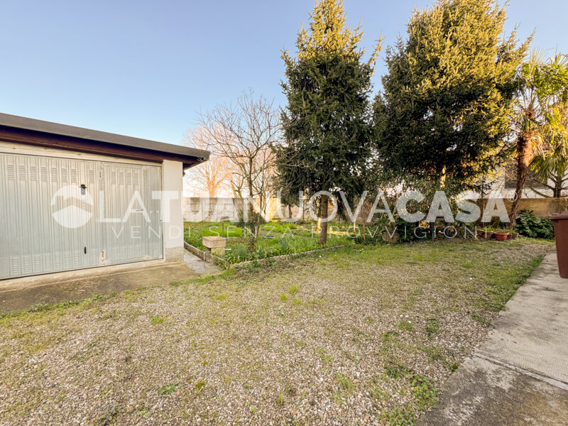 Villa singola da ristrutturare a Bareggio, con giardino - Rif. VEBRG1092