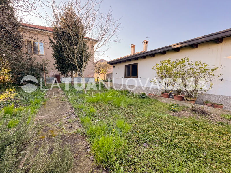 Villa singola da ristrutturare a Bareggio, con giardino - Rif. VEBRG1092