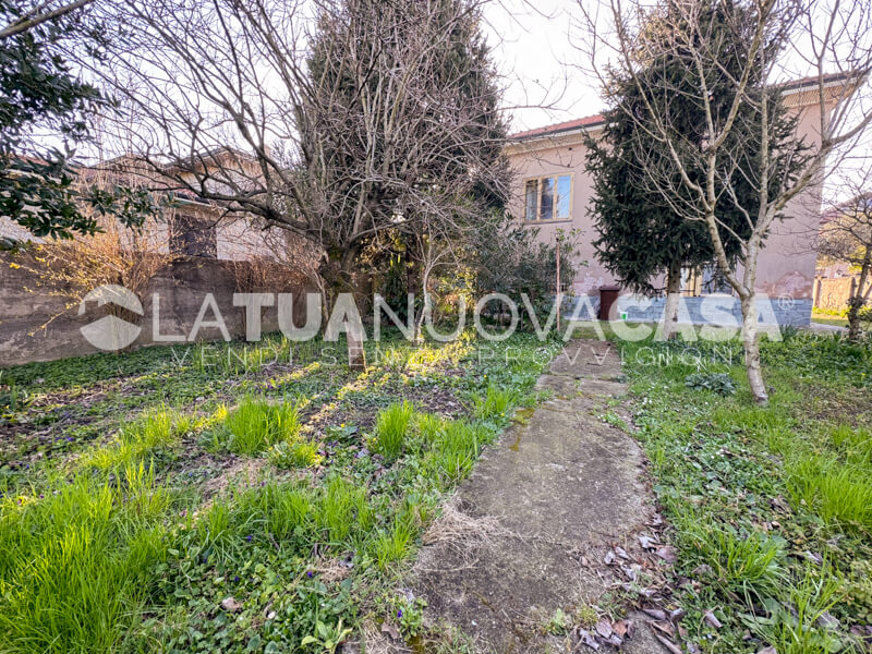 Villa singola da ristrutturare a Bareggio, con giardino - Rif. VEBRG1092