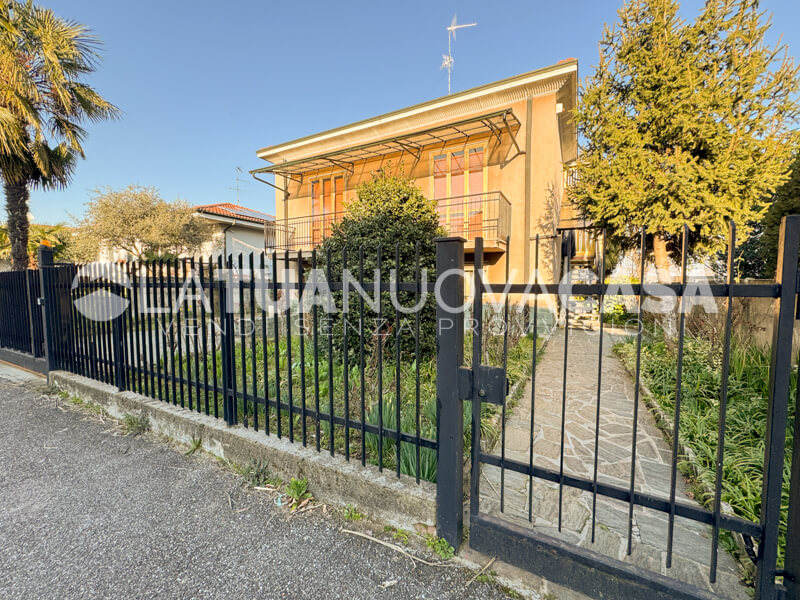 Villa singola da ristrutturare a Bareggio, con giardino - Rif. VEBRG1092