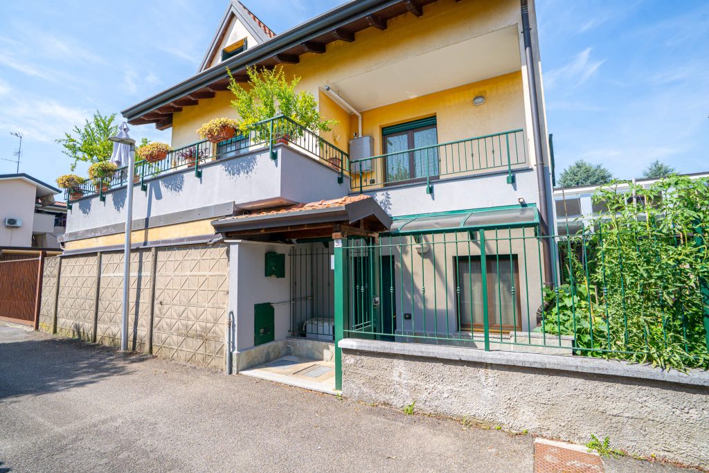 Villa unifamiliare su tre livelli, a Bareggio - Rif. VEBRG1104