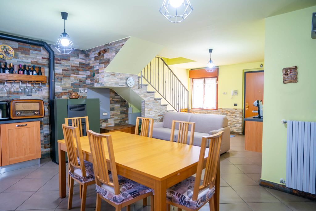 Villa unifamiliare su tre livelli, a Bareggio - Rif. VEBRG1104