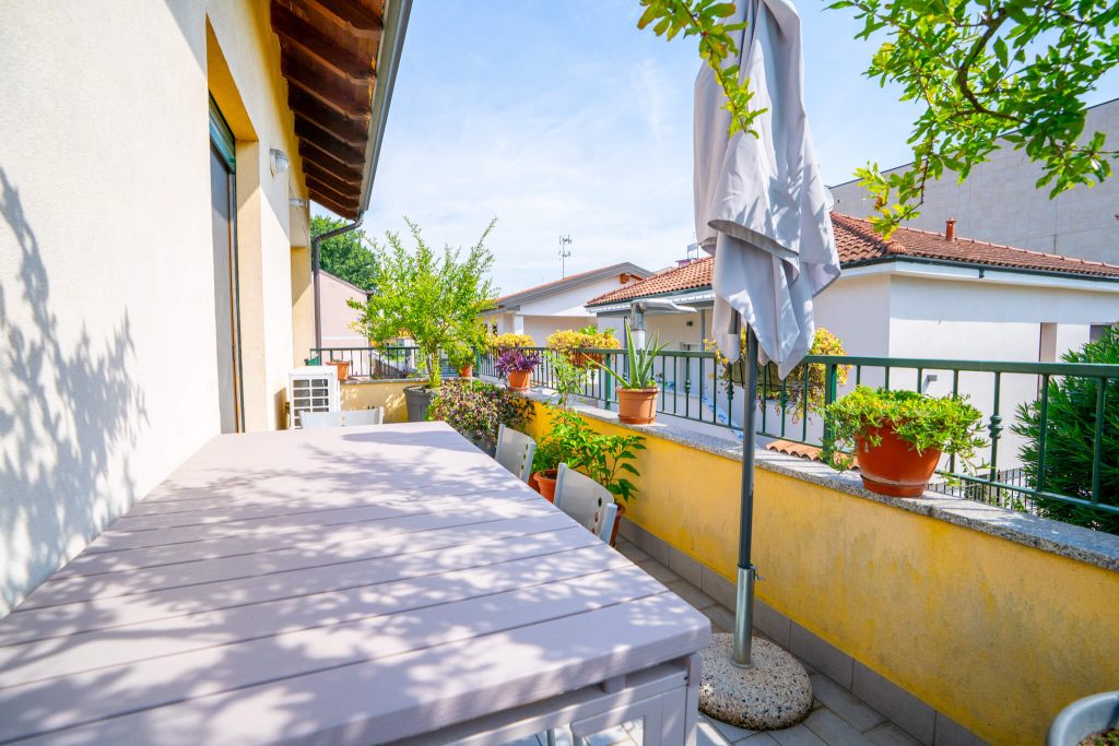 Villa unifamiliare su tre livelli, a Bareggio - Rif. VEBRG1104