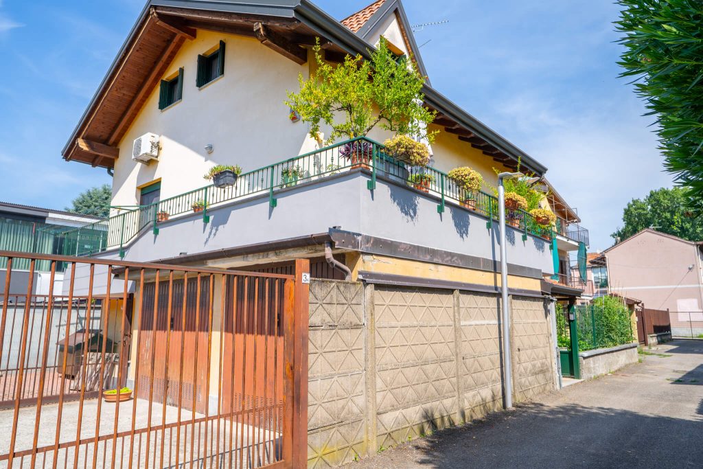 Villa unifamiliare su tre livelli, a Bareggio - Rif. VEBRG1104