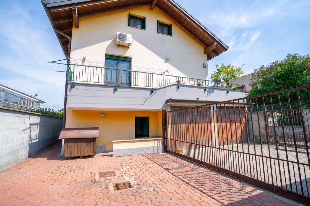 Villa unifamiliare su tre livelli, a Bareggio - Rif. VEBRG1104