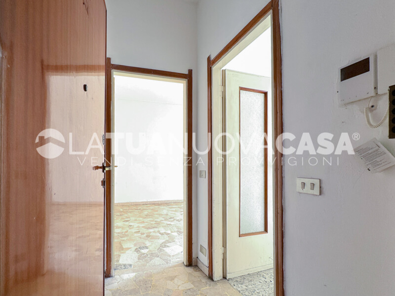 Bilocale da ristrutturare con cantina e box, a Bareggio - Rif. VEBRG1100
