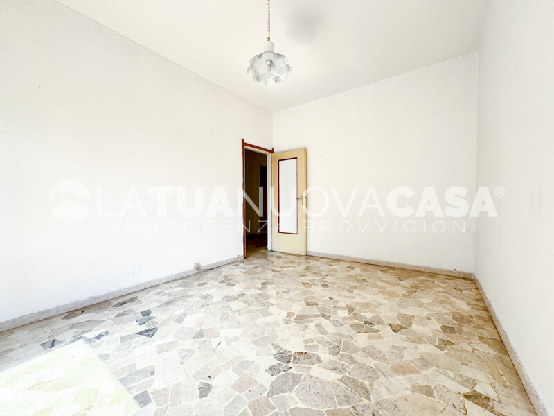 Bilocale da ristrutturare con cantina e box, a Bareggio - Rif. VEBRG1100
