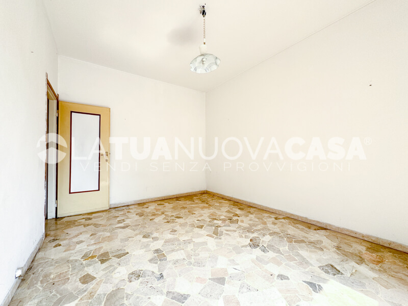 Bilocale da ristrutturare con cantina e box, a Bareggio - Rif. VEBRG1100