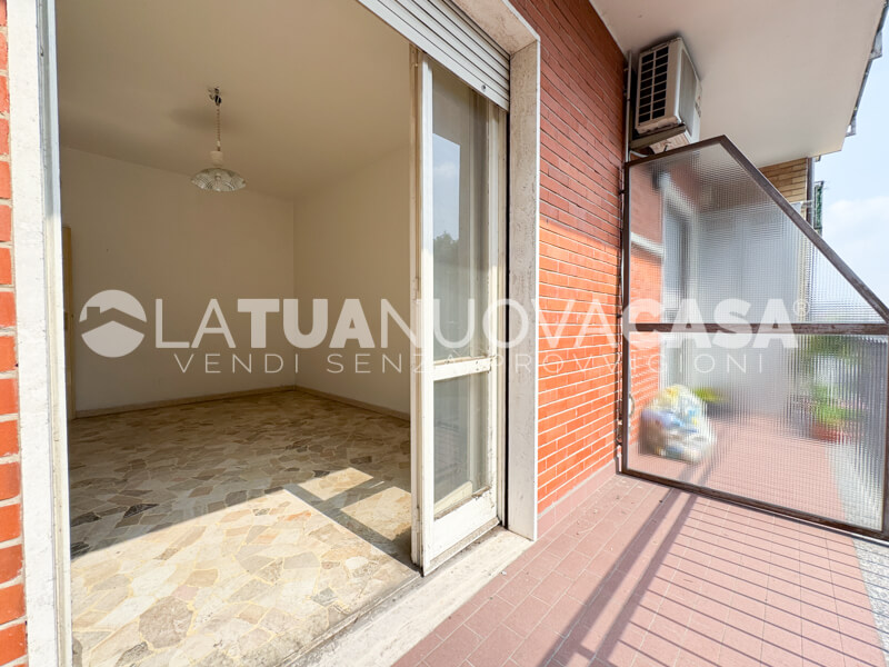 Bilocale da ristrutturare con cantina e box, a Bareggio - Rif. VEBRG1100