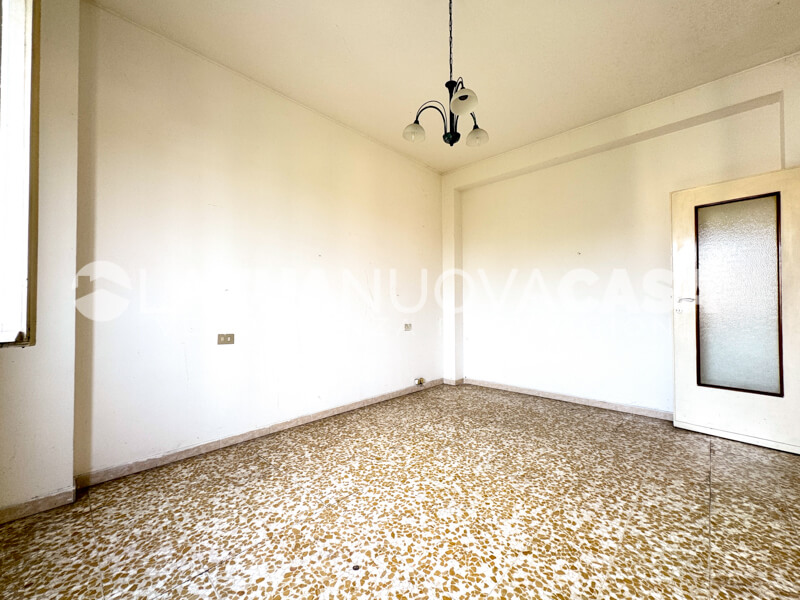 Bilocale da ristrutturare con cantina e box, a Bareggio - Rif. VEBRG1100
