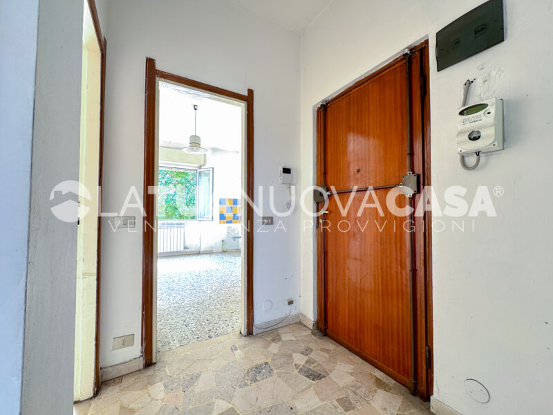 Bilocale da ristrutturare con cantina e box, a Bareggio - Rif. VEBRG1100