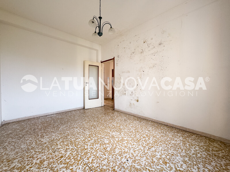 Bilocale da ristrutturare con cantina e box, a Bareggio - Rif. VEBRG1100