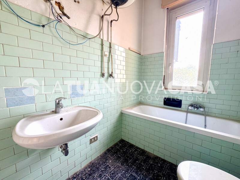 Bilocale da ristrutturare con cantina e box, a Bareggio - Rif. VEBRG1100