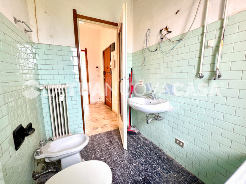 Bilocale da ristrutturare con cantina e box, a Bareggio - Rif. VEBRG1100