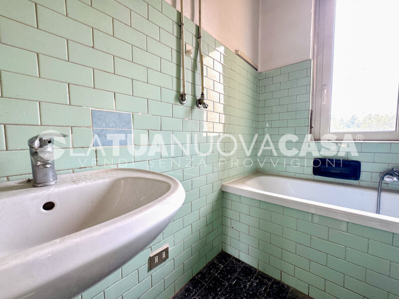Bilocale da ristrutturare con cantina e box, a Bareggio - Rif. VEBRG1100