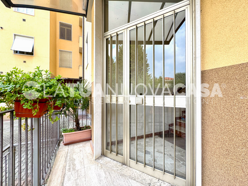 Bilocale da ristrutturare con cantina e box, a Bareggio - Rif. VEBRG1100