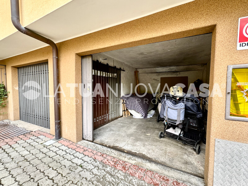 Bilocale da ristrutturare con cantina e box, a Bareggio - Rif. VEBRG1100