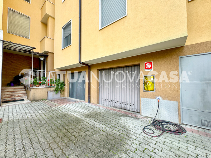 Bilocale da ristrutturare con cantina e box, a Bareggio - Rif. VEBRG1100