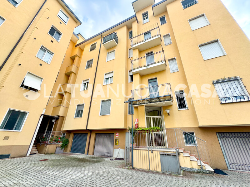 Bilocale da ristrutturare con cantina e box, a Bareggio - Rif. VEBRG1100