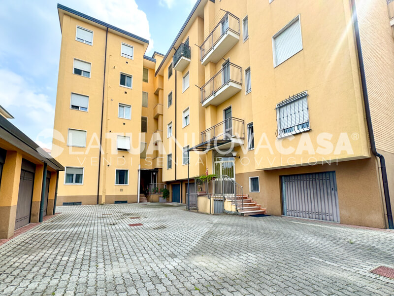 Bilocale da ristrutturare con cantina e box, a Bareggio - Rif. VEBRG1100