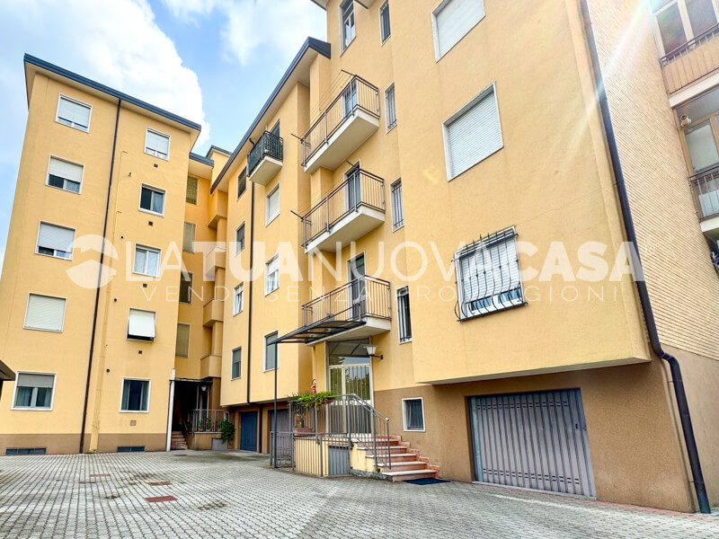Bilocale da ristrutturare con cantina e box, a Bareggio - Rif. VEBRG1100
