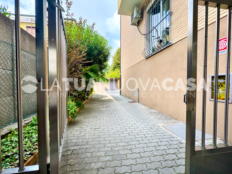 Bilocale da ristrutturare con cantina e box, a Bareggio - Rif. VEBRG1100