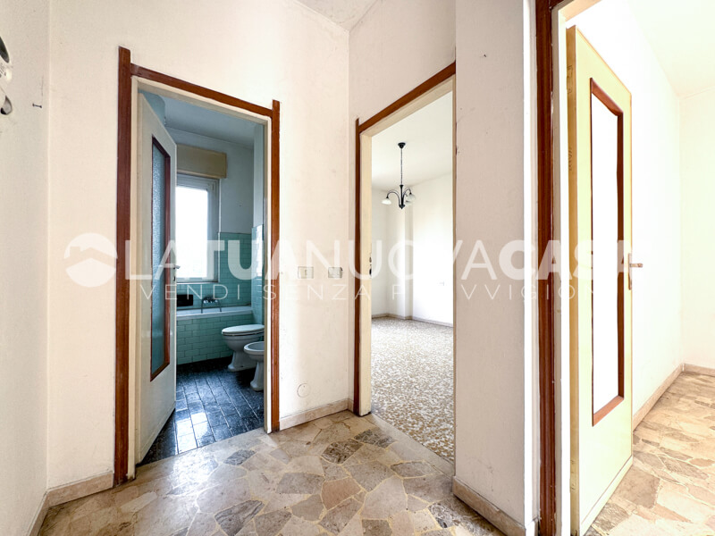 Bilocale da ristrutturare con cantina e box, a Bareggio - Rif. VEBRG1100