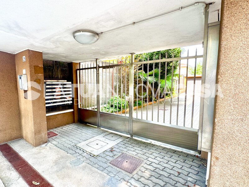 Bilocale da ristrutturare con cantina e box, a Bareggio - Rif. VEBRG1100