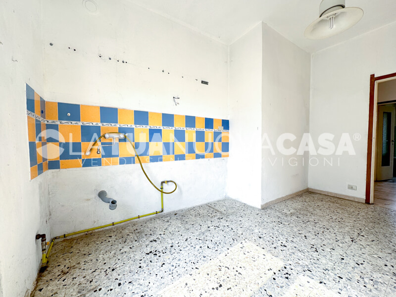 Bilocale da ristrutturare con cantina e box, a Bareggio - Rif. VEBRG1100