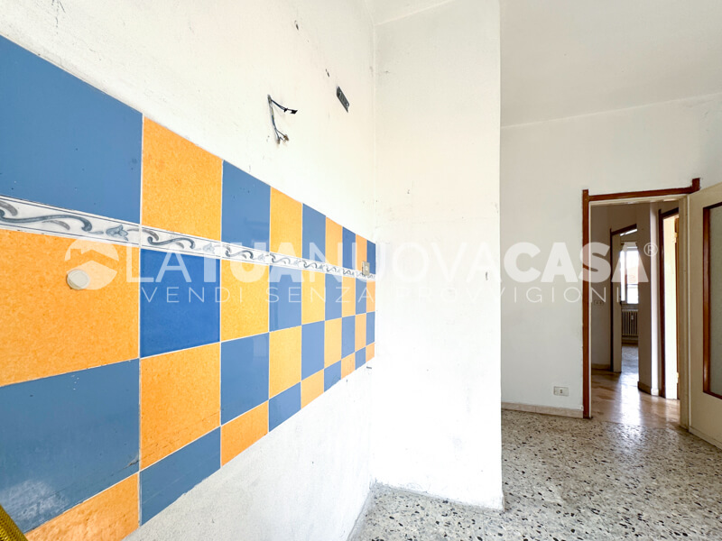 Bilocale da ristrutturare con cantina e box, a Bareggio - Rif. VEBRG1100