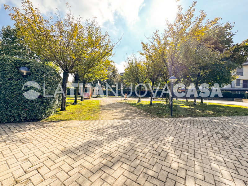 Trilocale duplex con terrazzo, cantina e box a Bareggio - Rif. VEBRG1107