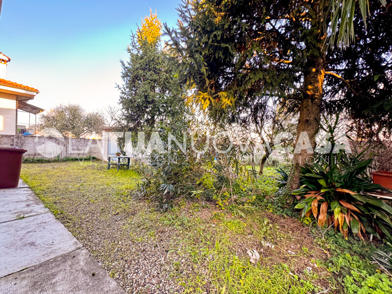 Villa singola da ristrutturare a Bareggio, con giardino - Rif. VEBRG1092