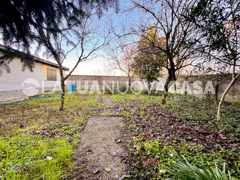 Villa singola da ristrutturare a Bareggio, con giardino - Rif. VEBRG1092