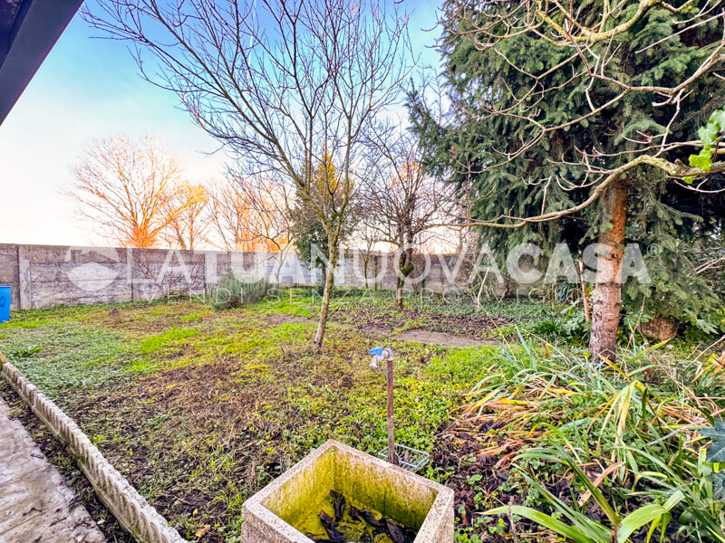 Villa singola da ristrutturare a Bareggio, con giardino - Rif. VEBRG1092