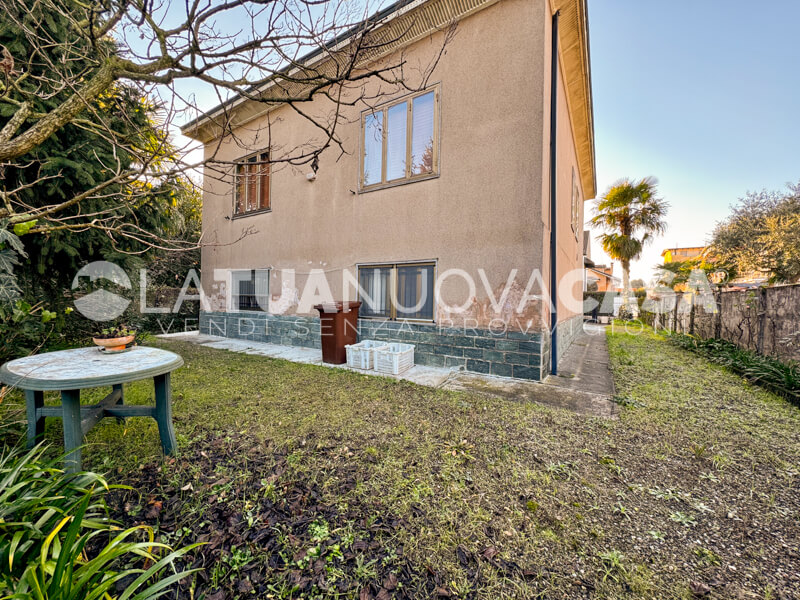 Villa singola da ristrutturare a Bareggio, con giardino - Rif. VEBRG1092