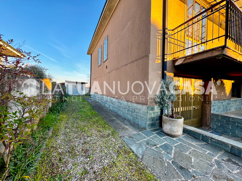 Villa singola da ristrutturare a Bareggio, con giardino - Rif. VEBRG1092
