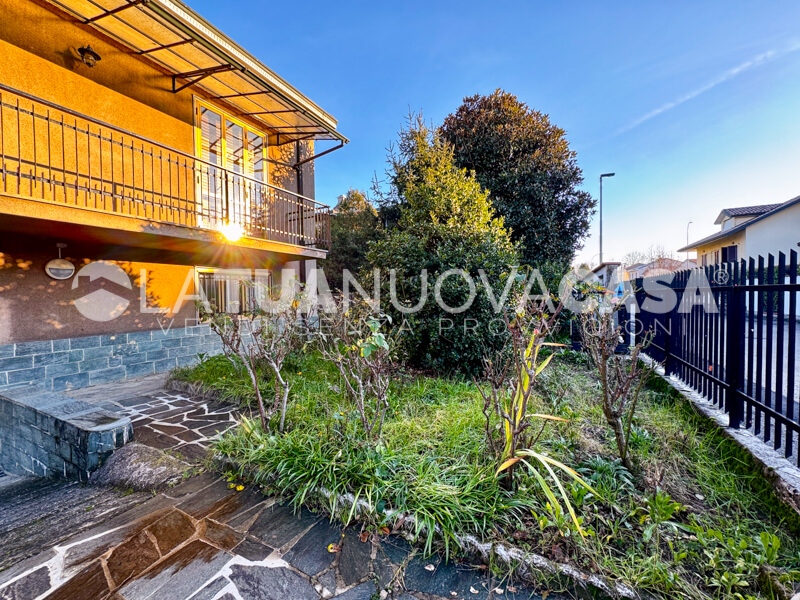 Villa singola da ristrutturare a Bareggio, con giardino - Rif. VEBRG1092