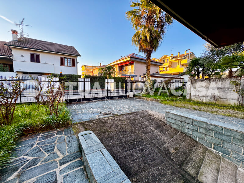 Villa singola da ristrutturare a Bareggio, con giardino - Rif. VEBRG1092
