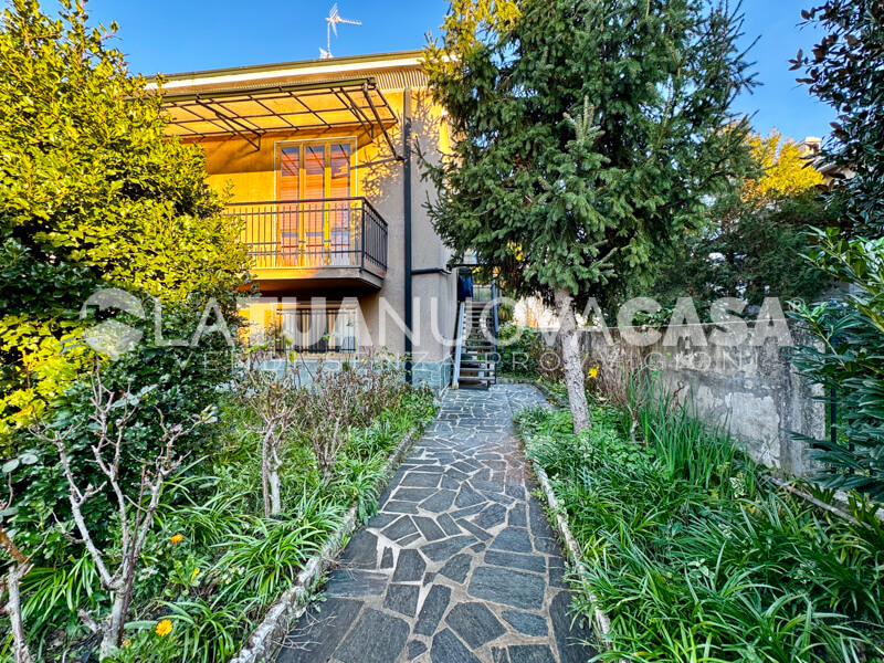 Villa singola da ristrutturare a Bareggio, con giardino - Rif. VEBRG1092