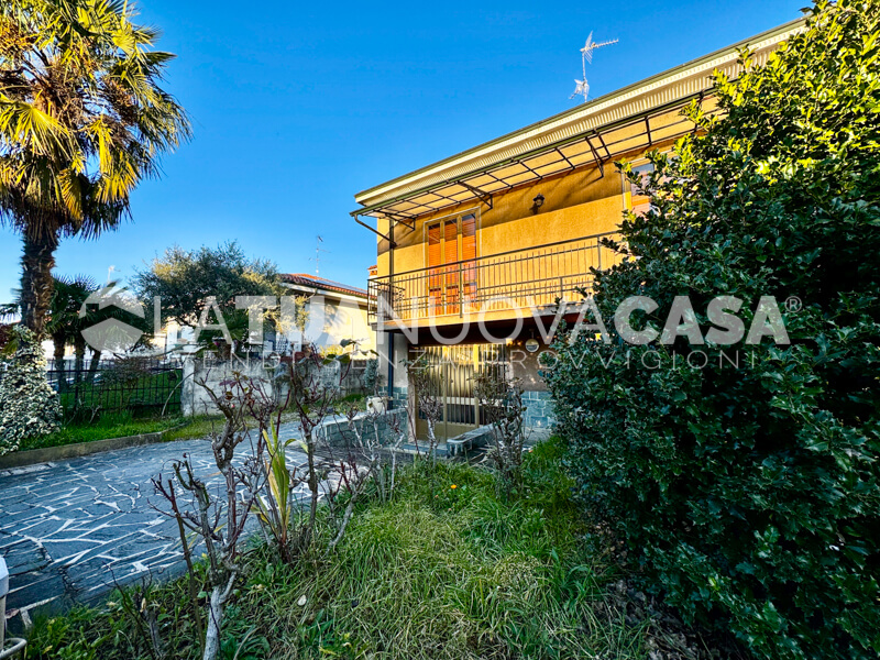 Villa singola da ristrutturare a Bareggio, con giardino - Rif. VEBRG1092