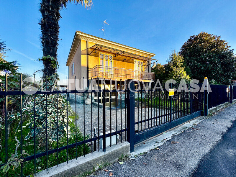 Villa singola da ristrutturare a Bareggio, con giardino - Rif. VEBRG1092