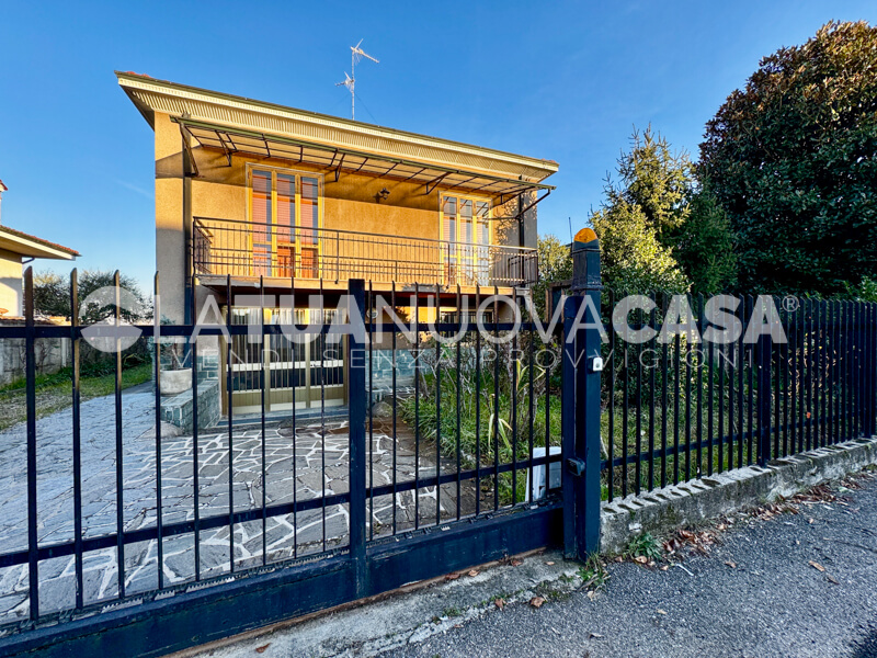 Villa singola da ristrutturare a Bareggio, con giardino - Rif. VEBRG1092