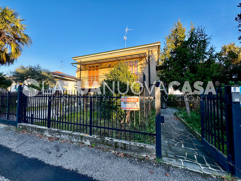 Villa singola da ristrutturare a Bareggio, con giardino - Rif. VEBRG1092